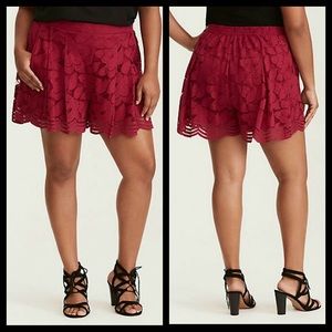 FLOWY LACE SHORTS